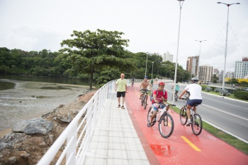 ciclistas na ciclovia da Ponte de Camburi, que liga à Praça dos Namorados