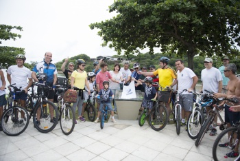 O prefeito e vários ciclistas descerram a placa de inauguração da ciclovia sobre a Ponte de Camburi