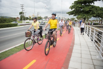 prefeito Luciano Rezende andando de bicicleta na ciclovia da Ponte de Camburi