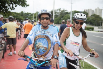 O atleta Sigmar Rangel com a esposa Ângela Gaiva Ferro, na ciclovia sobre a Ponte de Camburi