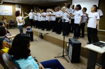 Coral de idosos de Maria Ortiz se apresenta no evento para famílias beneficiadas pelo bônus moradia
