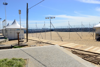 Vista geral do palco na Praia de Camburí