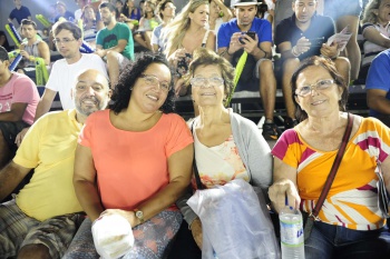 Carnaval 2015 - Família reunida na arquibancada para acompanhar o desfile das escolas de samba