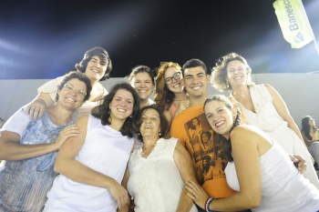 Carnaval 2015 - Família reunida na arquibancada para acompanhar o desfile das escolas de samba