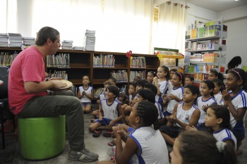 Contação de histórias na EMEF Tancredo de Almeida Neves