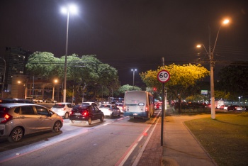 Troca de lâmpadas na avenida Américo Buaiz