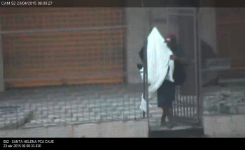 Câmera flagra suspeito carregando televisão