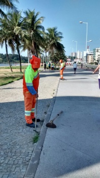 Gari da Prefeitura de Vitória capinando o calçadão
