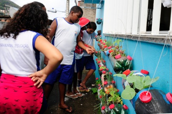 Cajun Engenharia Atividade Artística com materiais recicláveis