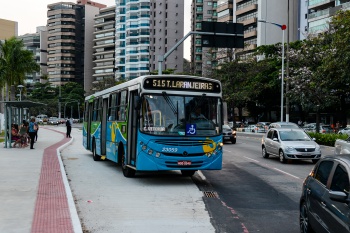 Baia de ônibus na praça dos Namorados