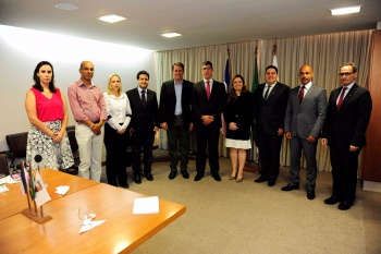 O prefeito, promotores públicos e outros servidores no lançamento do Código de Ética do Serviço Público