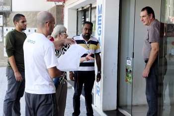 Equipe da SEMAM instruindo comerciantes