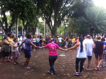 Ciranda de adultos em aula de ginástica no Parque Moscoso