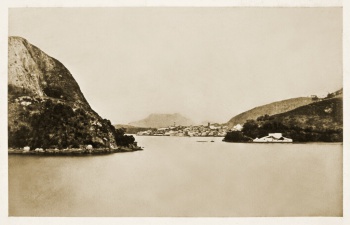 Entrada da baía de Vitória entre a pedra do Penedo e o Forte de São João