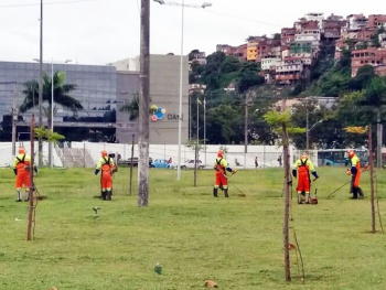 Limpeza do gramado no Centro Esportivo Tancredão