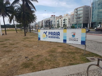 Praia Acessível em Camburi