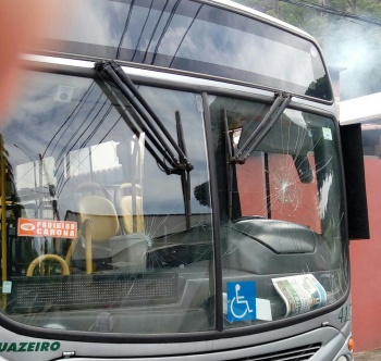 Mulher quebra vidro de ônibus