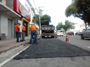 A equipe responsável pela Operação Tapa buracos trabalha na Rua Misael Pedreira, no Bairro Santa Lúcia