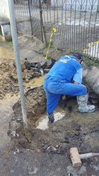 No Bairro Itararé a equipe da Central de Serviços fez a manutenção da grelha da rede de drenagem
