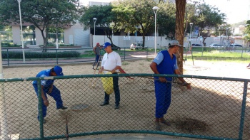 Manutenção da praça no Bairro Bento Ferreira