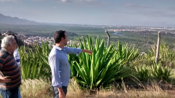 Secretário de Obras e Habitação vistoria área do Parque do Vale do Mulembá que foi cercado