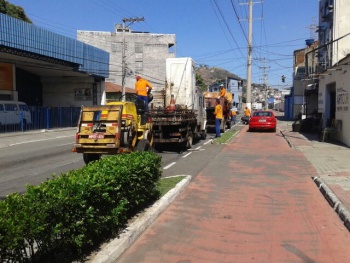 A turma que trabalha na operação tapa buracos faz a recuperação da Rua Dona Maria Rosa, no Bairro Andorinhas