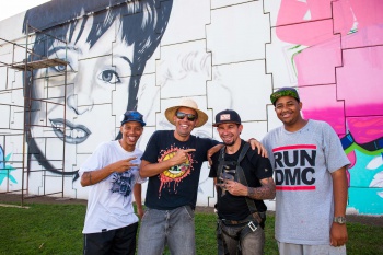 Grafiteiros responsáveis pelo grafite no viaduto Araceli Cabrera Crespo