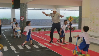 Alunos da Escola Valderleide Brandão aprendem sobre o trânsito de