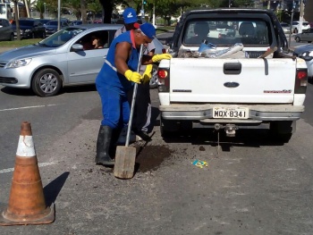 Tapa-buracos na Avenida Américo Buaiz, na Praia do Canto