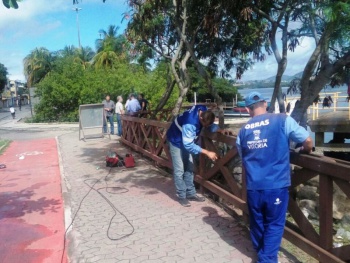 Iniciada recuperação do guarda-corpo da orla na Av. Adelpho Poli Monjardim