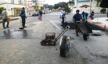 Tempo nublado não impede utilização de asfalto a quente em Jardim Camburi