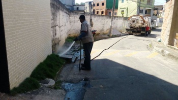 Desobstrução de rede de drenagem no bairro Grande Vitória
