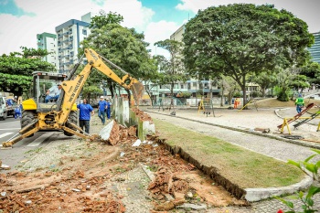 Início das obras de reforma da Praça do Cauê