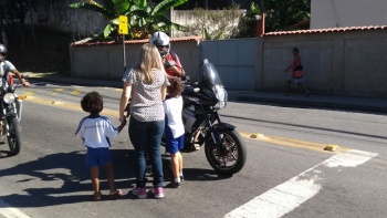 Alunos do Cmei Thomaz Tommasi fazem ação na rodovia Serafim Derenzi