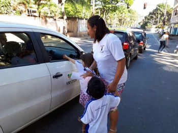 Alunos do Cmei Thomaz Tommasi fazem ação na rodovia Serafim Derenzi