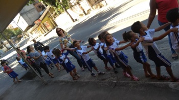 Alunos do Cmei Thomaz Tommasi fazem ação na rodovia Serafim Derenzi