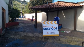 Pintura dá novo visual em praça de Inhanguetá
