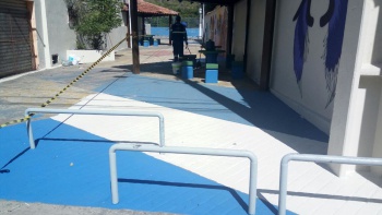 Pintura dá novo visual em praça de Inhanguetá