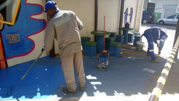 Pintura dá novo visual em praça de Inhanguetá