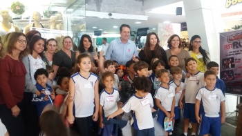 Exposição Olhares Singulares do Cmei Zenaide Genoveva no shopping Jardins em Jardim da Penha