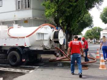 Rede de drenagem é desobstruída em Jucutuquara