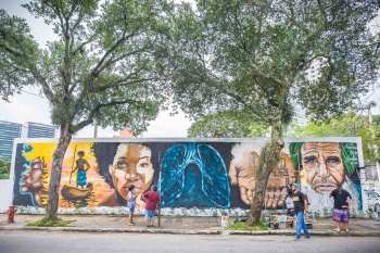 Grafite do Projeto "Conexões" no muro da Praça do Cauê - Parceria Organização Médicos Sem Fronteiras com apoio do projeto "A Arte é Nossa