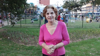 A moradora Ronilce Matos Coelho comemora a revitalização da praça