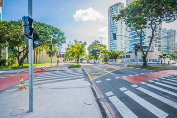 Novo cruzamento no bairro Enseada do Suá