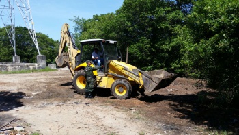Demolição de garagem em área de manguezal em Maria Ortiz
