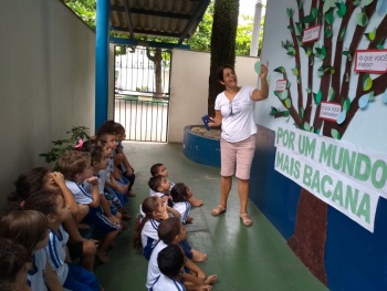 Crianças realizam atividades sobre a importância da água em sala de aula no Cmei Rubens Vervloet