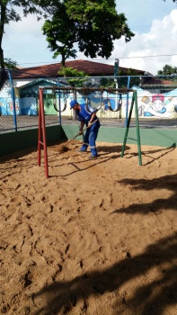 Limpeza da areia do playground_República