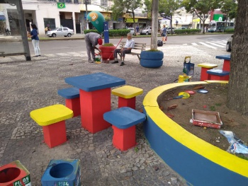 Pintura e reparos, na praça Benício Gonçalves em Jardim Camburi
