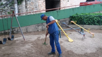 Limpeza de playground e engordamento de areia em Da Capixaba