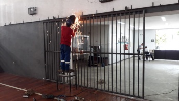 Manutenção no portão do DED